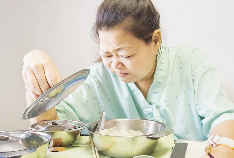 tuổi tác càng cao thì tiên lượng điều trị ung thư vòm họng càng bất lợi