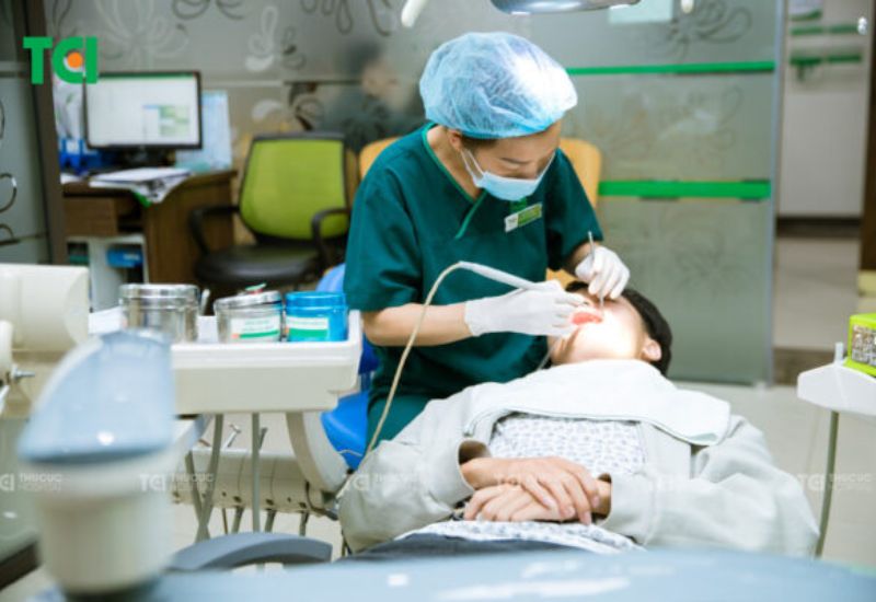 Để quá trình niềng răng cửa đạt hiệu quả tối ưu, bạn nên khám răng miệng định kỳ theo chỉ định của bác sĩ.