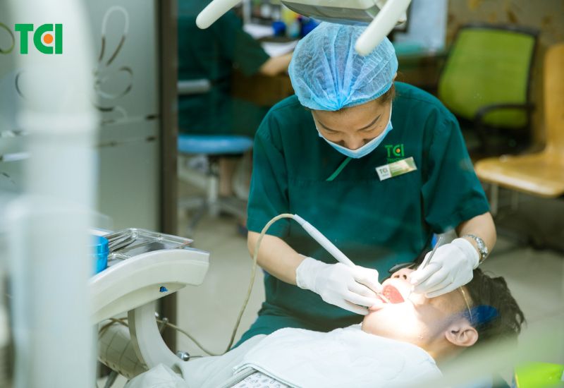 Nên đưa trẻ đi khám nha khoa định kỳ để kịp thời xác định thời điểm niềng răng phù hợp nhất.