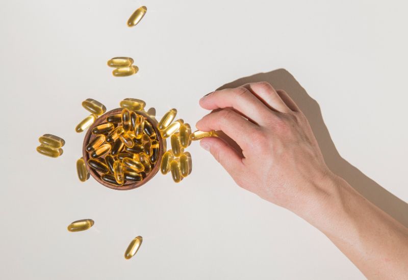 Vitamin E là một chất chống oxy hóa hòa tan trong chất béo, có khả năng bảo vệ tế bào khỏi sự tấn công của các gốc tự do - những phân tử gây hại sinh ra trong quá trình trao đổi chất hoặc từ các tác nhân bên ngoài.