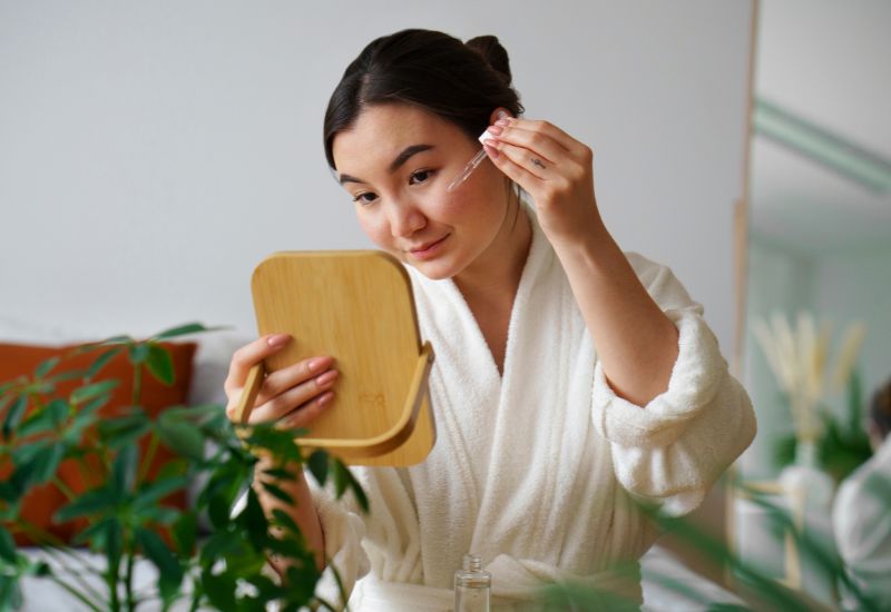 Tác dụng của vitamin E đối với làn da là dưỡng ẩm, làm mềm da, chống lão hóa da và hỗ trợ làm lành vết thương.