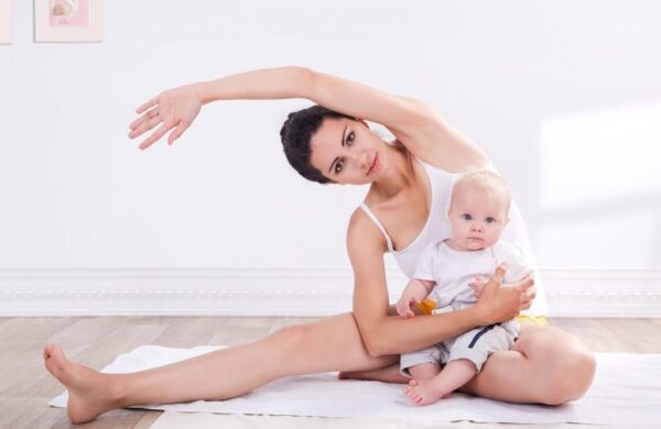 Mẹ sinh thường thường hồi phục nhanh hơn, có thể vận động nhẹ sau 2-3 tuần, trong khi mẹ sinh mổ cần ít nhất 4-6 tuần để vết mổ lành hoàn toàn.