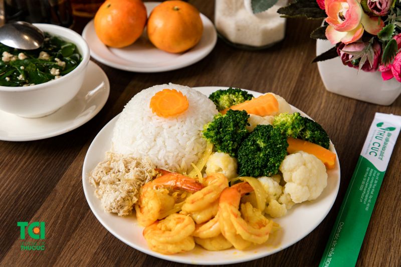 Hải sản không chỉ là nguồn protein chất lượng cao mà còn cung cấp các chất béo lành mạnh như omega-3, tốt cho tim mạch và não bộ.