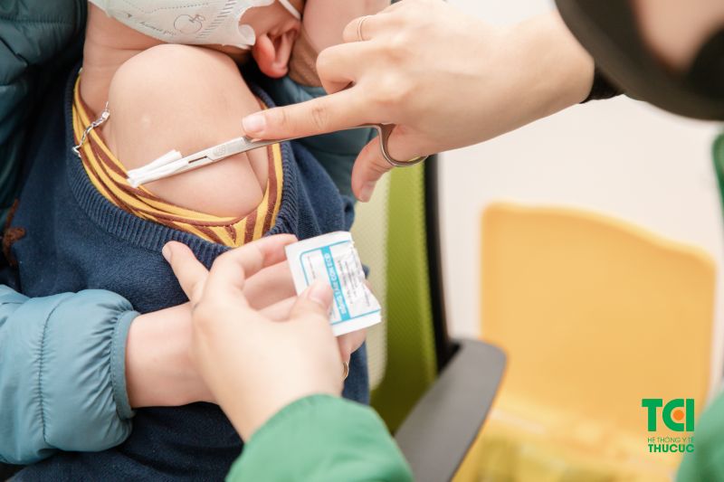 Tiêm vắc xin Menactra như một bước tiến quan trọng trong y học dự phòng, giúp bảo vệ con người khỏi các chủng vi khuẩn não mô cầu nguy hiểm.