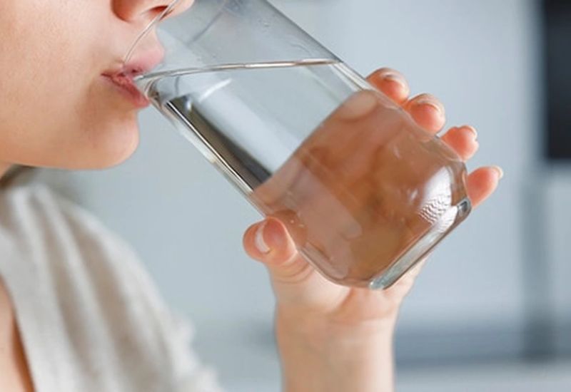 Trào ngược dạ dày có nên uống nhiều nước
