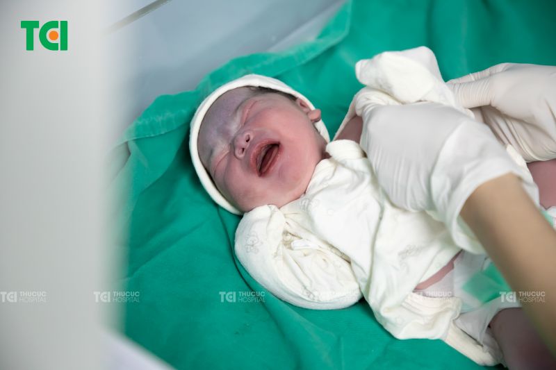 Hệ miễn dịch của trẻ sơ sinh dưới 1 tháng tuổi còn rất yếu, khiến bé dễ bị tấn công bởi các vi khuẩn và virus nguy hiểm.