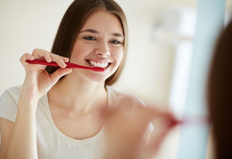 Giữ vệ sinh răng miệng đúng cách giúp trị răng sâu hiệu quả