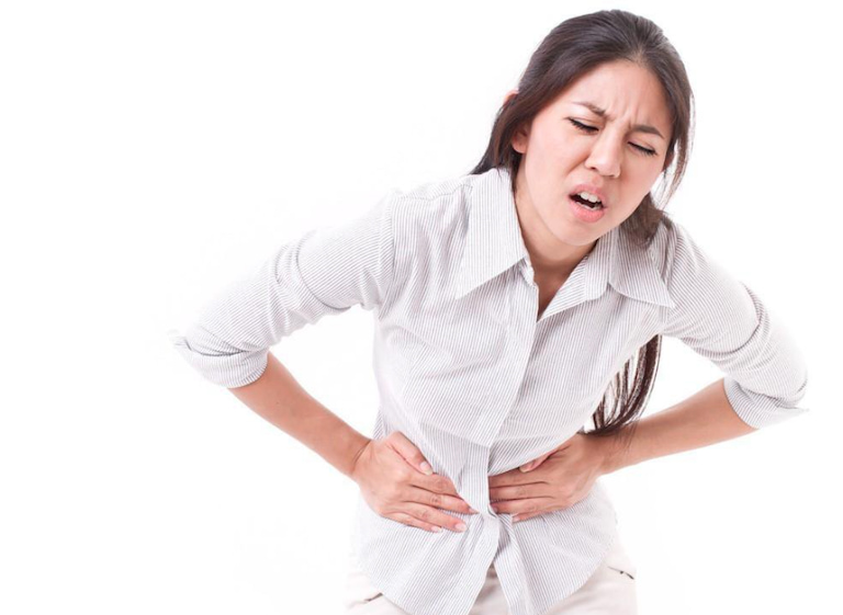 Nhiều chị em gặp phải các triệu chứng của viêm đại tràng như đau bụng, buồn nôn...