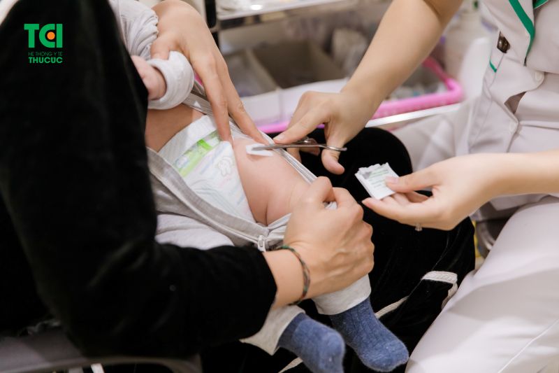 Việc tiêm mũi 2 đúng thời điểm là yếu tố then chốt để bảo vệ các bé khỏi nguy cơ lây nhiễm từ mẹ hoặc môi trường xung quanh.