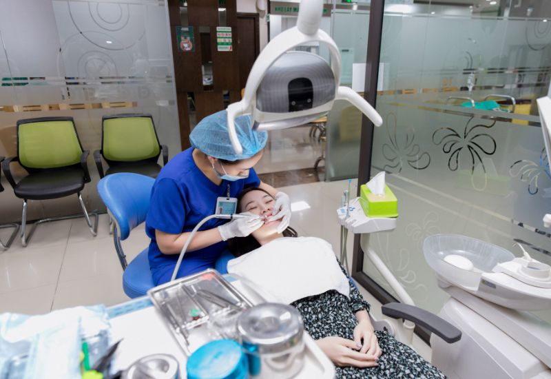 Khi viêm lợi chân răng kéo dài, đừng chần chừ – hãy đến nha khoa để được bác sĩ tư vấn và điều trị sớm.