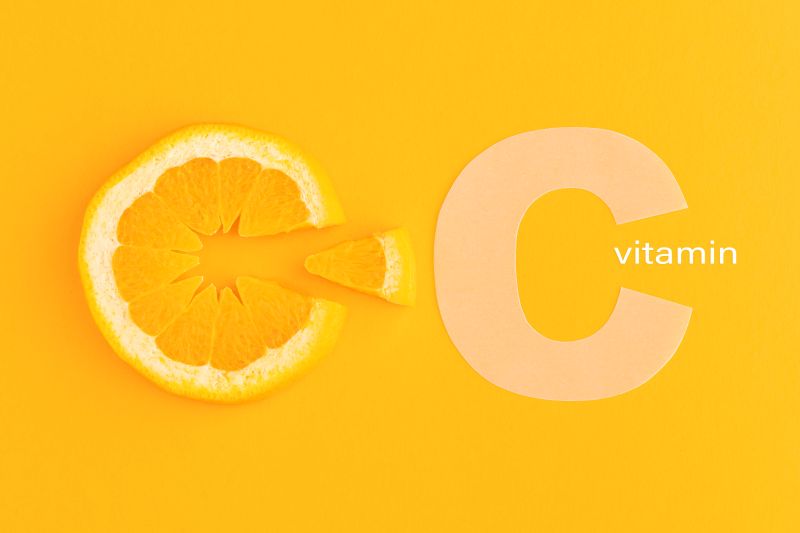 Vitamin C còn hỗ trợ sản xuất collagen, giúp duy trì sức khỏe của da, xương và các mô liên kết.