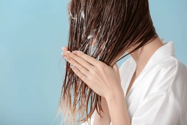 Đối với những người có mái tóc khô xơ, việc massage da đầu với dầu chứa vitamin E có thể cải thiện đáng kể tình trạng tóc và mang lại vẻ ngoài rạng rỡ.