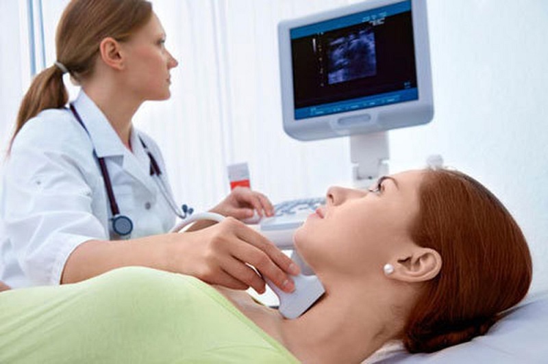 Trong thực tế lâm sàng, ung thư tuyến giáp thường được kiểm soát bằng việc kết hợp nhiều phương pháp điều trị thay vì chỉ dựa vào một kỹ thuật đơn lẻ