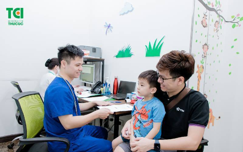 bé bị táo bón nên ăn gì hiệu quả