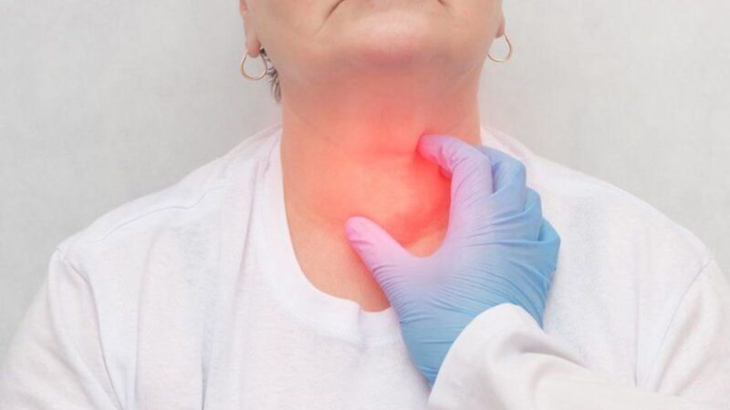 Khi bị suy giáp, nghĩa là tuyến giáp không còn đủ khả năng sản xuất hormone để duy trì các chức năng sống cơ bản