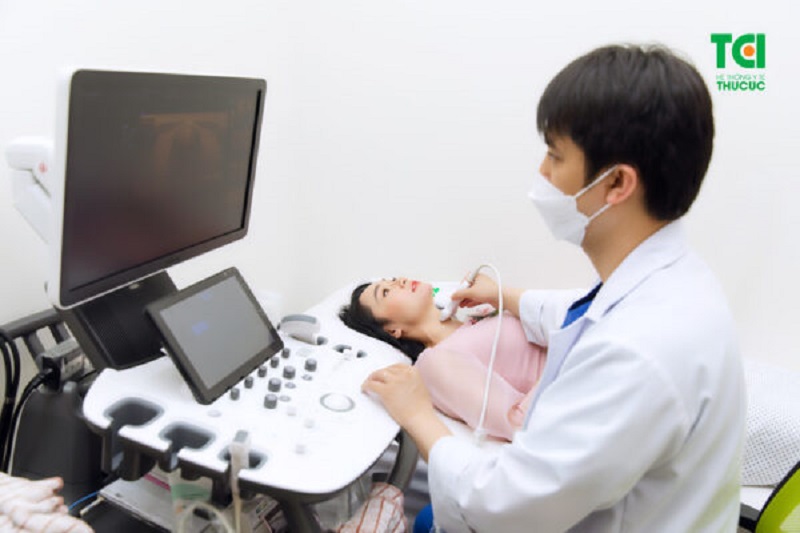 Việc điều trị cho người bị viêm tuyến giáp cần căn cứ vào nguyên nhân và từng giai đoạn cụ thể