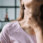 Mắc nghẹn ở cổ do đâu? Tìm hiểu cách xử lý và phòng ngừa