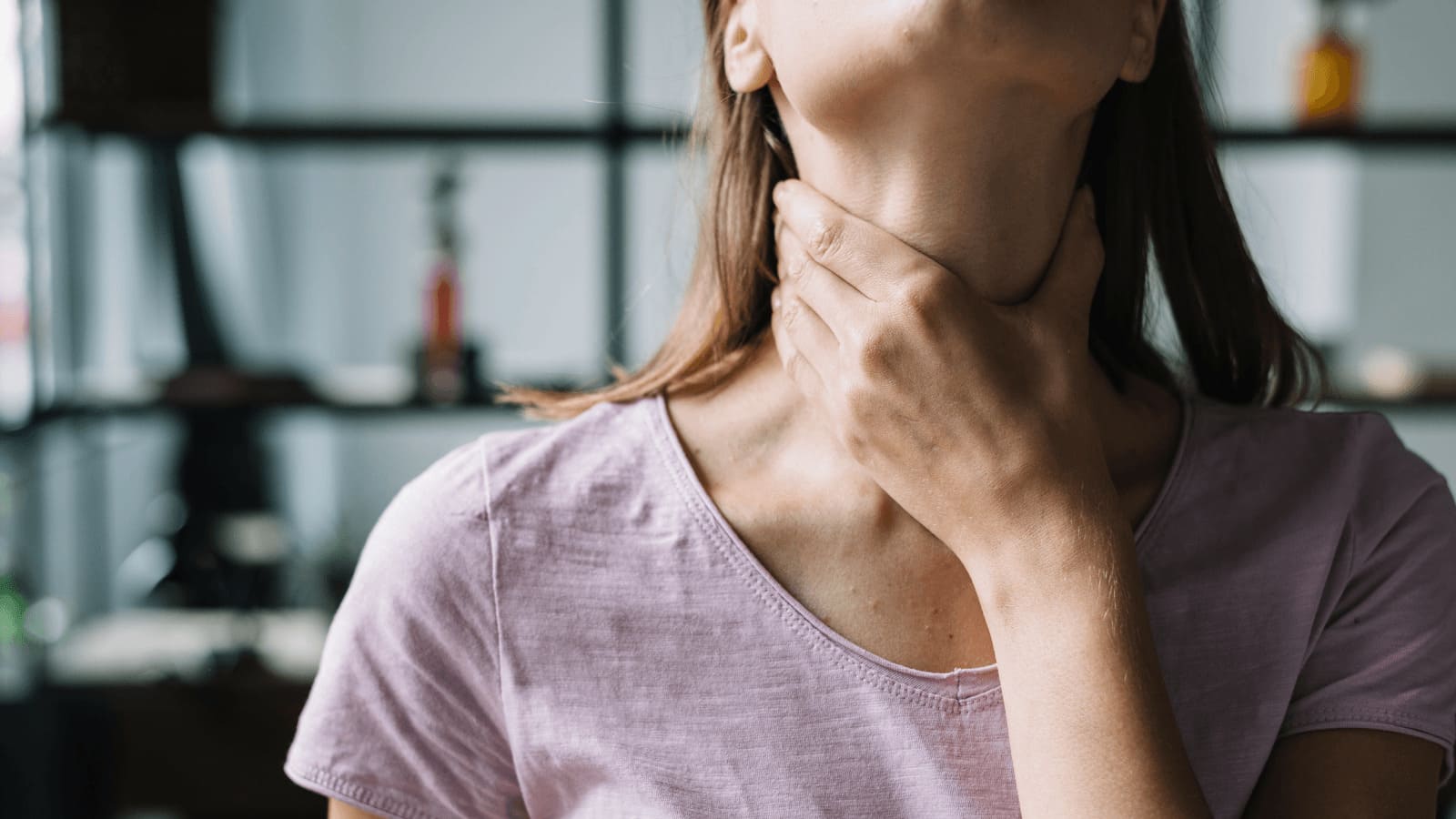 Bệnh lý tiêu hóa, cụ thể là vấn đề ở thực quản là một nguyên nhân phổ biến gây nuốt nghẹn.