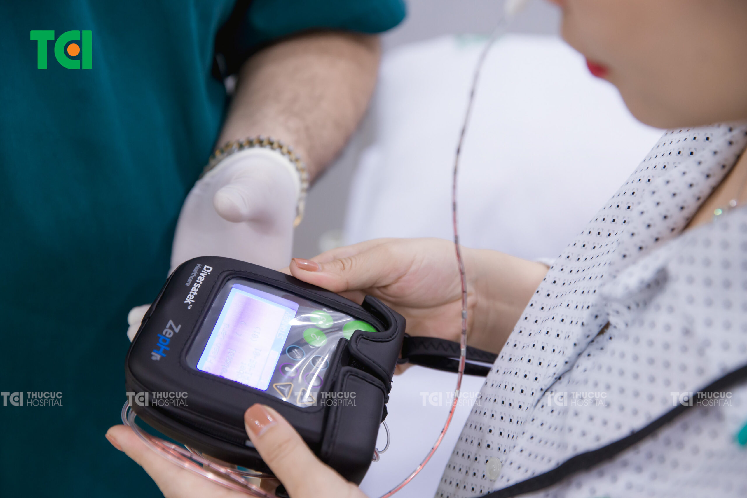 Người bệnh được đeo thiết bị đo pH thực quản 24h chẩn đoán trào ngược.