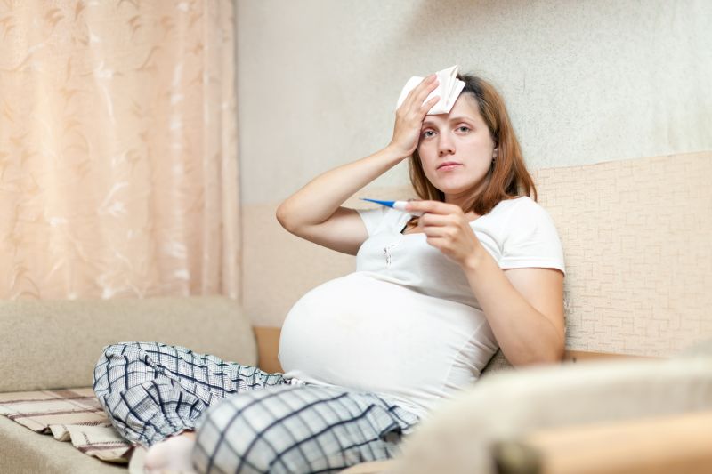 Hệ miễn dịch thay đổi để thích nghi với thai kỳ, khiến phụ nữ mang thai dễ bị ảnh hưởng bởi một số bệnh lý hơn so với người bình thường.