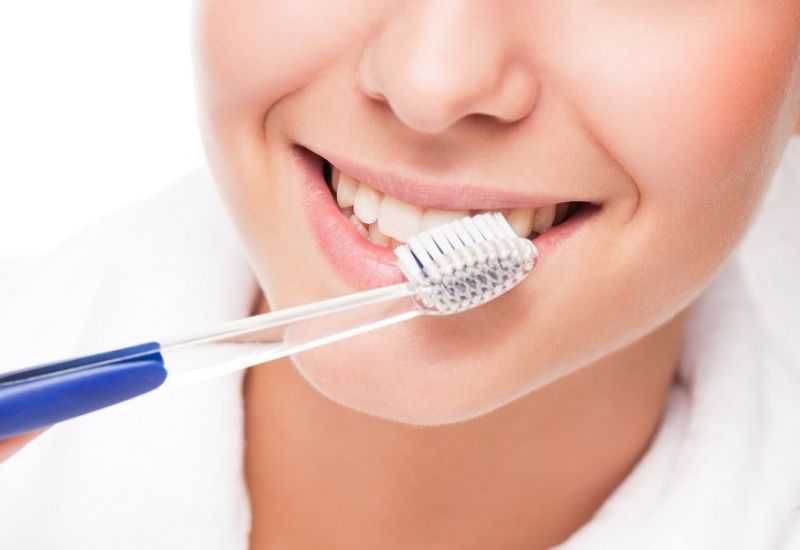 Duy trì vệ sinh răng miệng tốt giúp hạn chế tình trạng sâu răng đau.