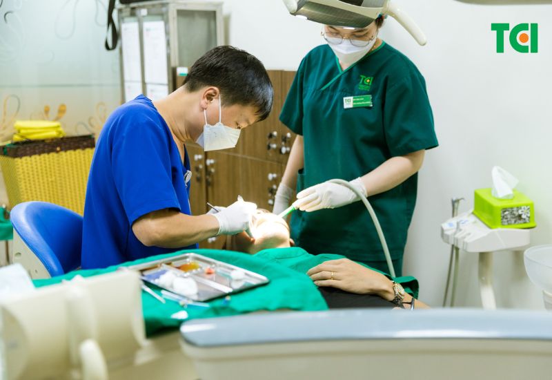 Khi sâu răng đau kéo dài, bạn nên chủ động đến nha khoa để được thăm khám và xử lý kịp thời.