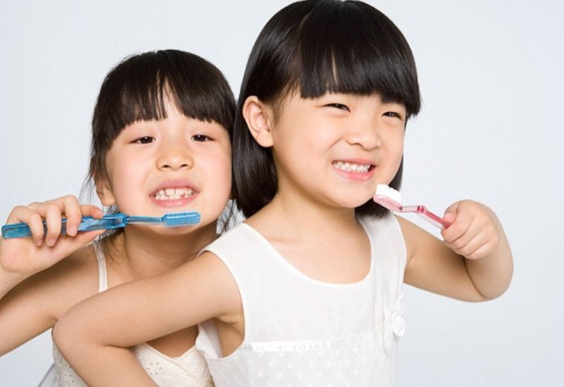 Chăm sóc răng miệng đúng cách là chìa khóa giúp cải thiện tình trạng sâu răng nhẹ hiệu quả.