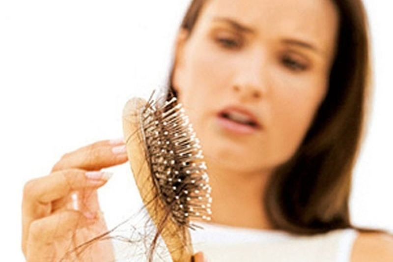 Mái tóc bắt đầu rụng nhiều bất thường là một trong những dấu hiệu đáng ngờ của bệnh K da đầu