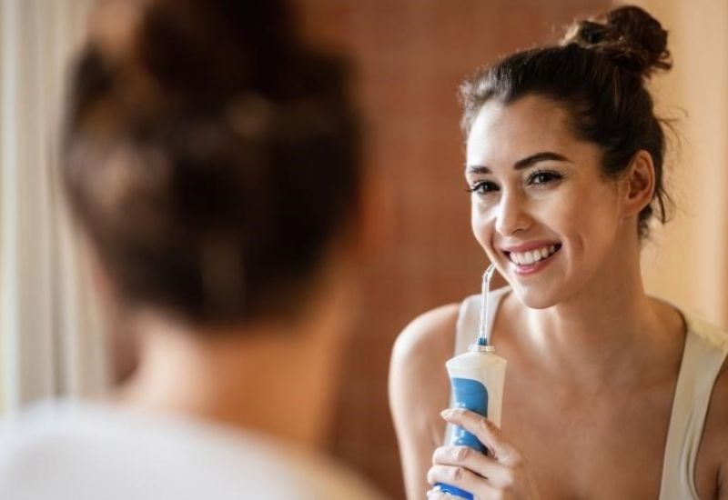 Nên dùng tăm nước để bảo vệ răng và ngăn ngừa viêm kẽ chân răng.